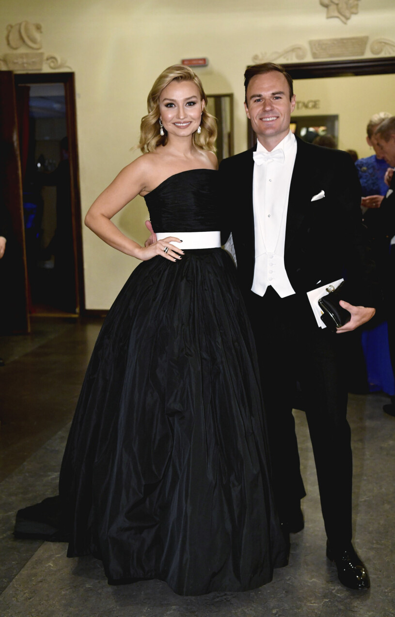 Kristdemokraternas partiledare Ebba Busch Thor (KD) och Niklas Busch Thor anländer till Nobelprisutdelningen i Konserthuset i Stockholm på tisdagen.