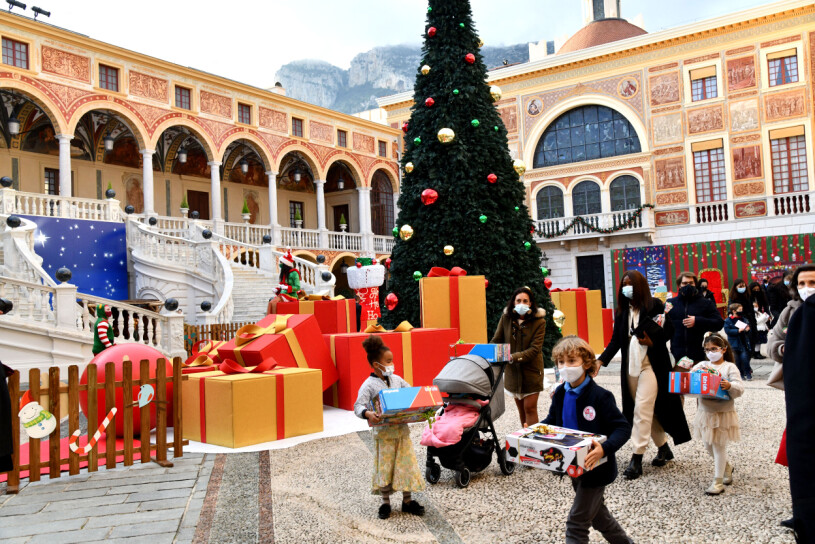 Julfesten för Monacos barn, som samlas runt Disney-granen på palatsets innergård. Julfest för Monacos barn i Grimaldipalatset 2021