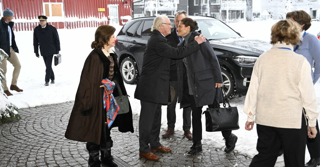 Kung Carl Gustaf omfamnade kronprinsessan Victoria när de anlände till Sälen. Kung Carl Gustaf omfamnar kronprinsessan Victoria