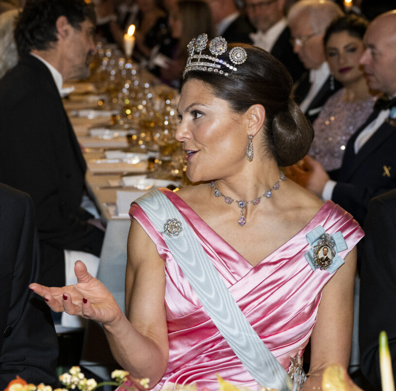 Kronprinsessan Victoria i 2022 års nobeljuveler. Kronprinsessan Victorias tiara på Nobelfesten 2022