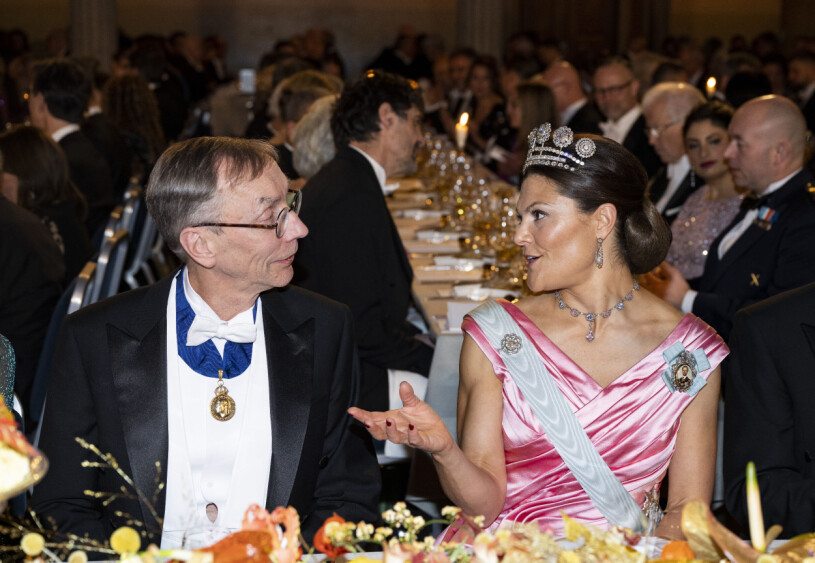 Festlig stämning i Stockholms stadshus på lördagskvällen! Nobelpristagaren i fysiologi eller medicin, Svante Pääbo, och kronprinsessan Victoria under Nobelbanketten i Stadshuset i Stockholm på lördagen