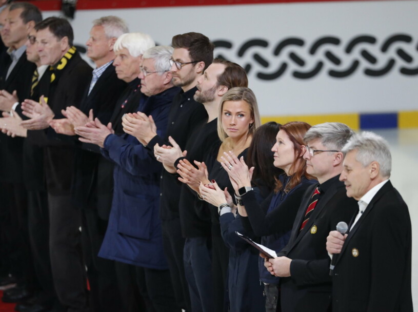 Flera familjemedlemmar är på plats för att ta del av hyllningen. Börje Salmings familj på isen när hans vepa hissas inför välgörenhetsmatchen "Game for Börje" mellan veteranlagen Tre Kronor Legends och Toronto Maple Leafs Alumni i Monitor ERP Arena.