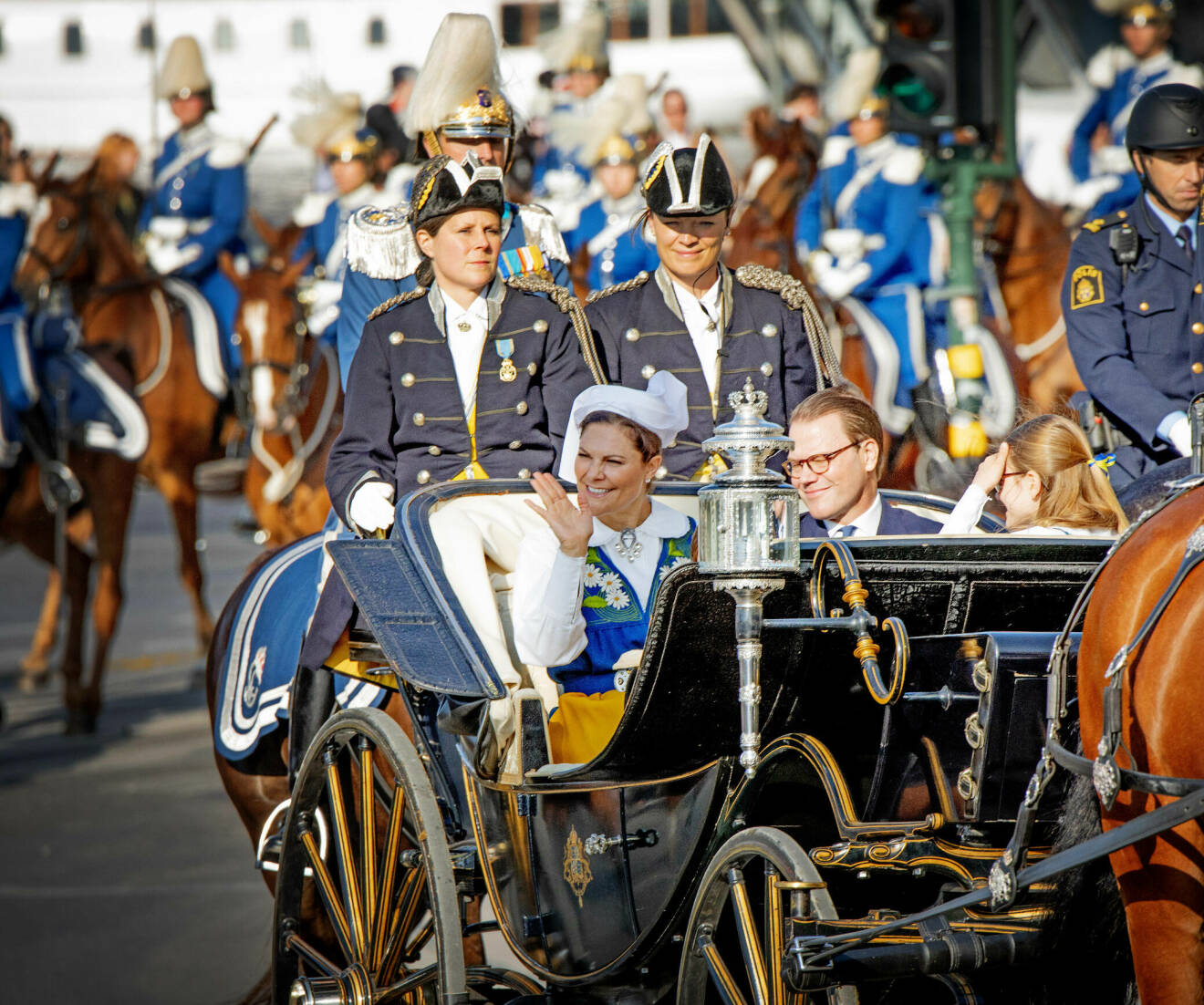 Kronprinsessan Victoria och prins Daniel åker kortege vid nationaldagsfirandet på Skansen 2023