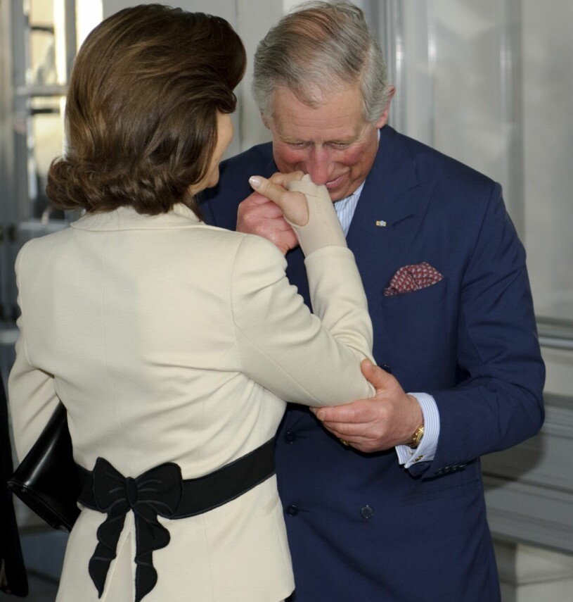 Stockholms slott 2012. Drottningen hade skadat handen, men det hindrade inte Charles från att kyssa den mycket chevalereskt. Drottning Silvia och kung Charles, då prins Charles, i Stockholm 2012