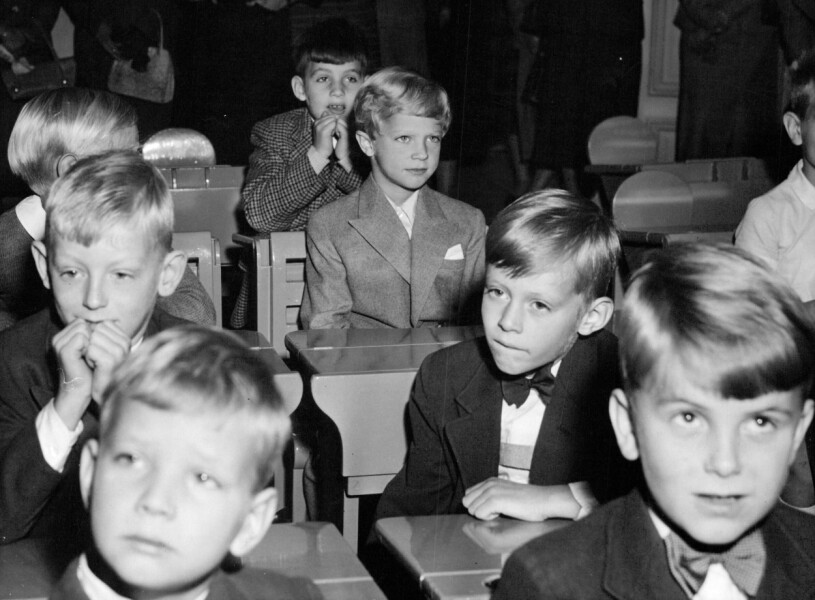 Kungen med sina skolkamrater – varav flera är hans vänner än i dag. Kungen (då kronprins) med sina klasskamrater i Broms skola
