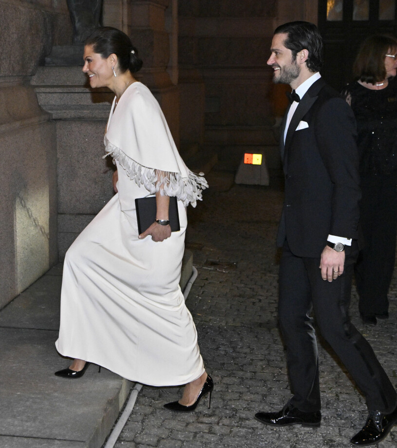 Victoria-effekten kickade in direkt – så fort hon fladdrat in i sina svandun. Kronprinsessan Victoria och prins Carl Philip på väg till Kungliga Operans jubileumsföreställning 250 år