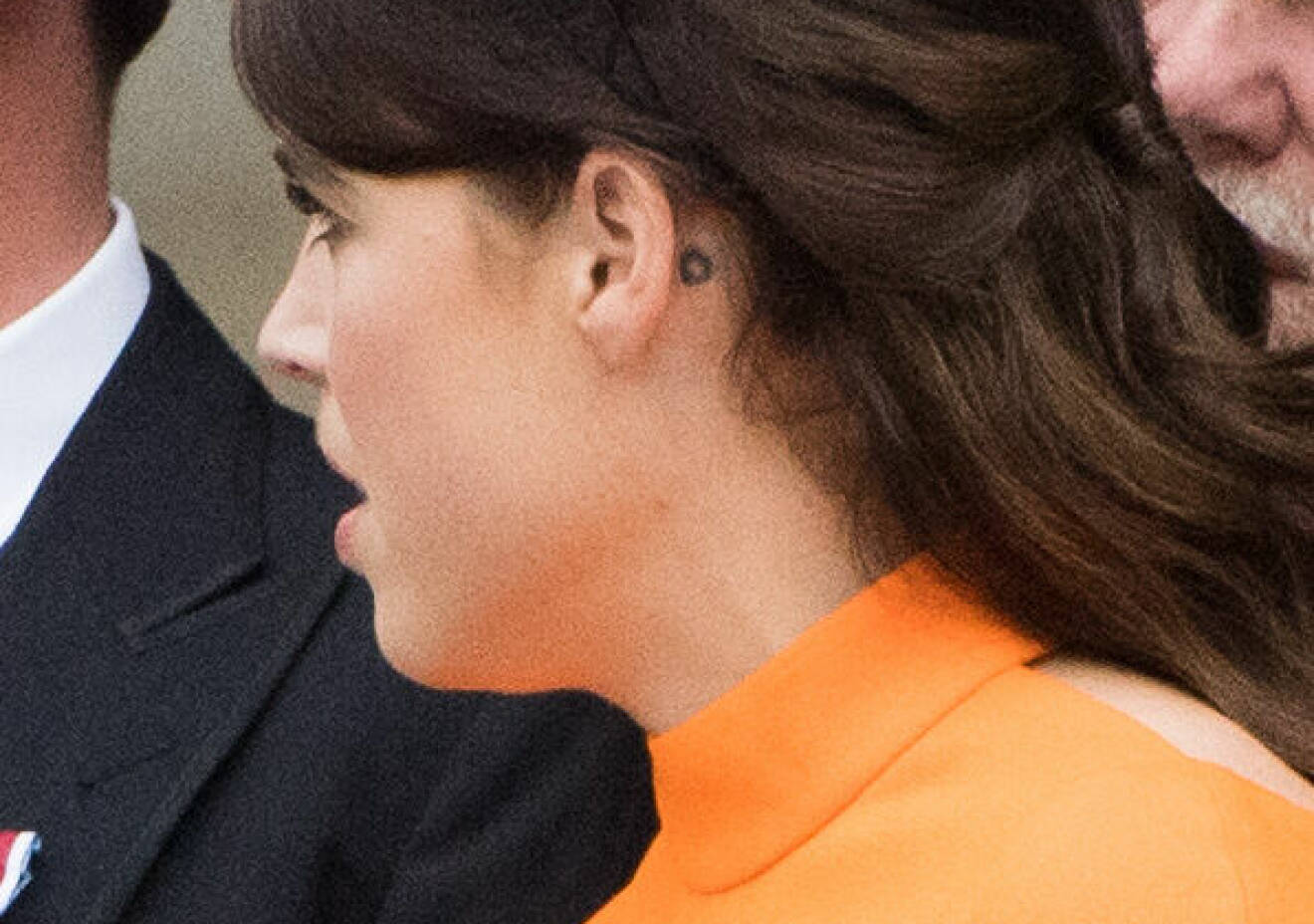 Prinsessan Eugenie med en tatuering bakom örat