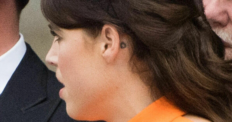 En tatuering av något slag, men vad betyder cirkeln? Prinsessan Eugenies tatuering
