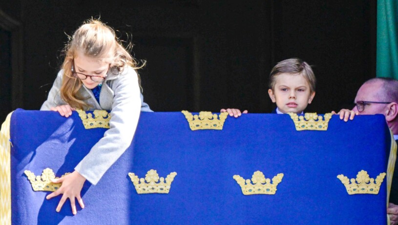 Lillebror Oscar höll sig avvaktande. Prinsessan Estelle och prins Oscar på kungens födelsedag