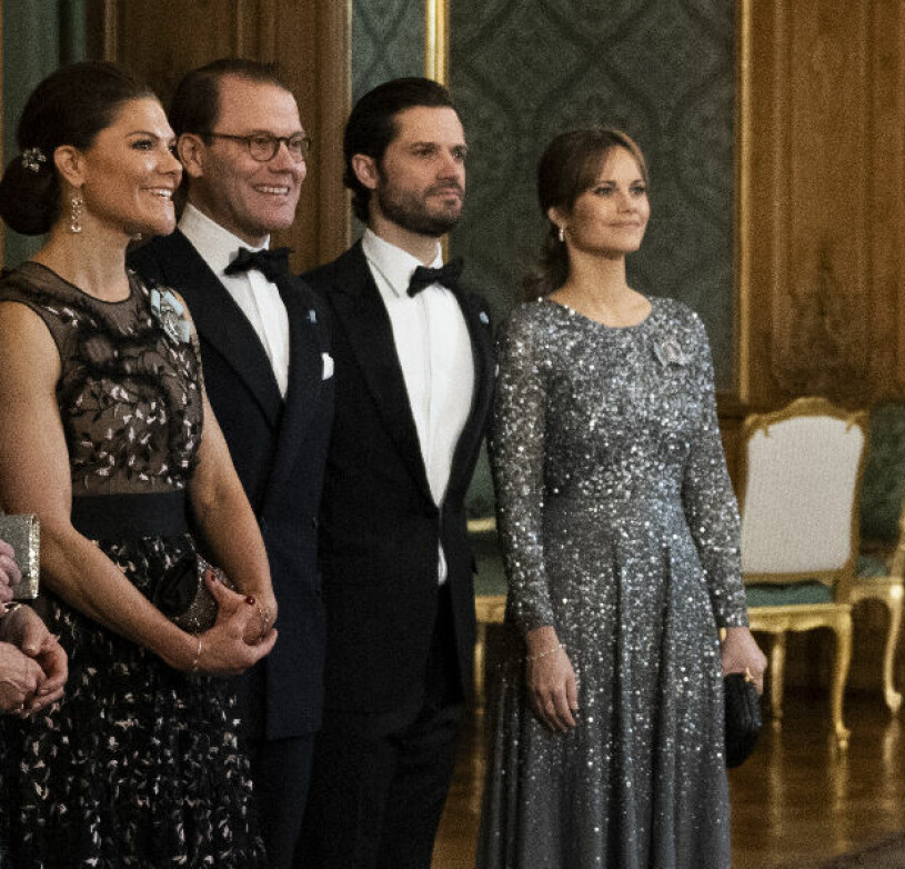 Kronprinsessan Victoria och prins Daniel med prinsessan Sofia och prins Carl Philip på Sverigemiddagen 2023