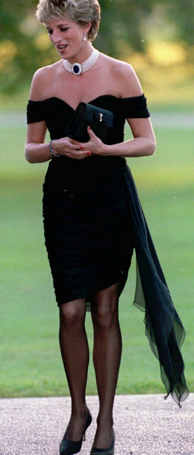 Prinsessan Diana bar den svarta klänningen samma dag som det avslöjades att prins Charles hade en affär. Den fick senare namnet The Revenge Dress. Prinsessan Diana
