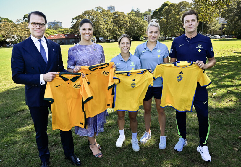 Daniel, Victoria, Estelle och Oscar är alla stora fotbollsfans! Kronprinsessan Victoria och prins Daniel mötte landslagsspelarna Katrina Gorry och Charlotte Grant som till vardags spelar fotboll i allsvenska Vittsjö inför fotbolls-VM sommaren 2023 just i Australien, under ledning av deras svenske förbundskapten Tony Gustafsson. – Min fru är en bra fotbollsspelare, berättade prins Daniel under mötet. – Jag förlorar alltid mot vår son, svarade kronprinsessan Victoria. Prins Oscar spelar i princip varje dag, även inomhus, tillade Victoria skrattandes.