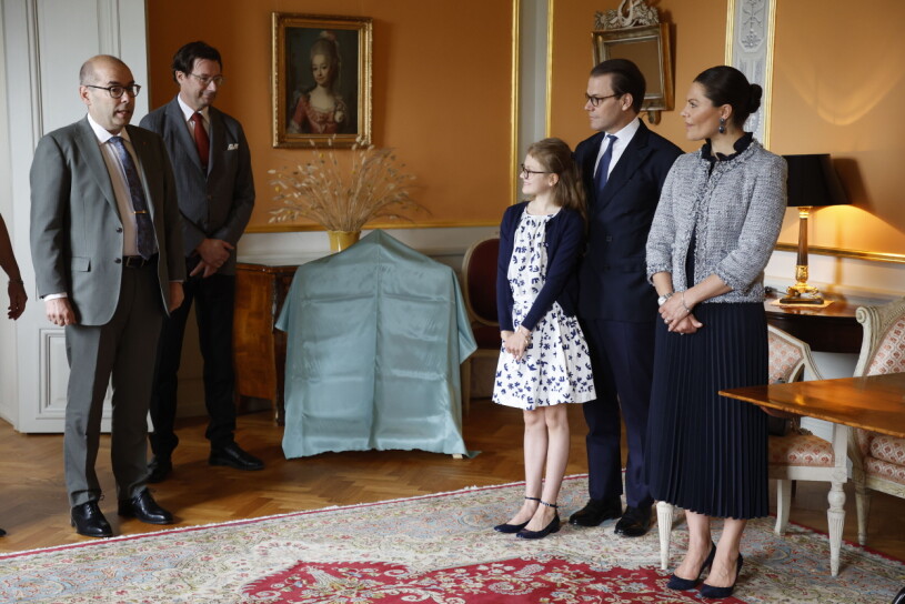 Fina familjen! Kronprinsessan Victoria, prins Daniel och prinsessan Estelle avtäcker ett porträtt av sig själv på Linköpings slott. Tavlan är en oljemålning målad på Haga 2015 och tavelramen är från Paris från 1700-talet. Kronprinsessparet och Estelle är på ett endags besök i Östergötland.