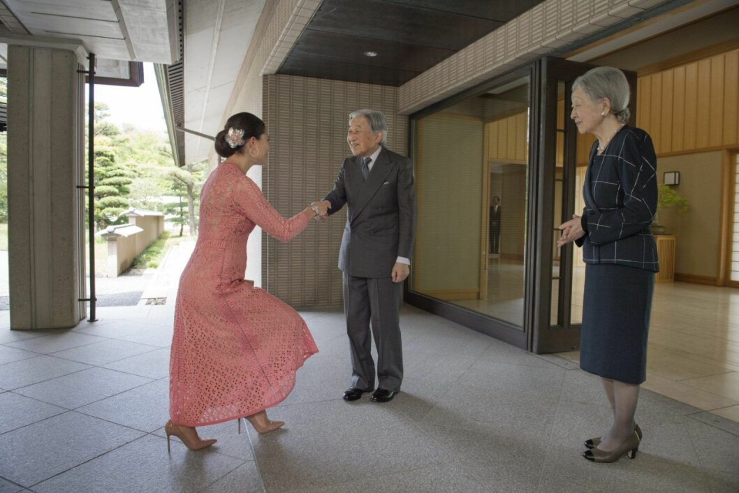 Victoria och Akihito hälsar på varandra under kronprinsessans besök i Tokyo.