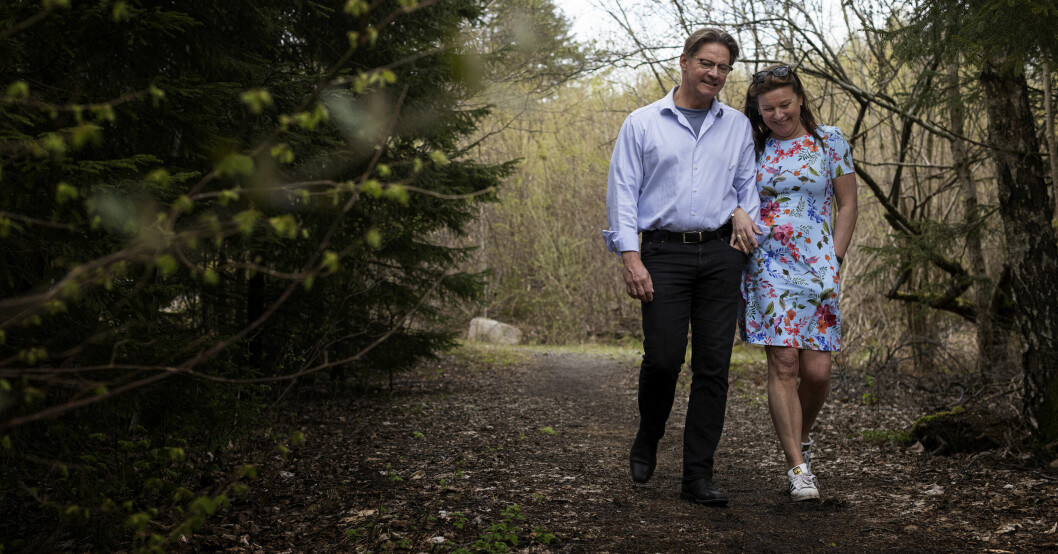 Mikael Sandström och Lotta Engberg på promenad i skogen utanför deras hem i Mölnlycke. Mikael Sandström och Lotta Engberg på promenad
