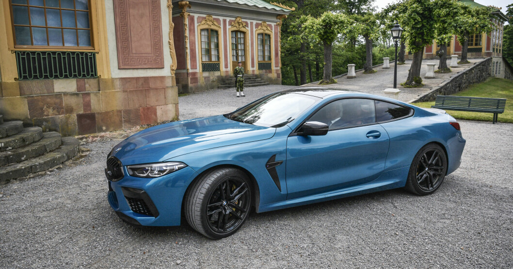 Kungen i sin BMW M8, som han införskaffade strax innan sin födelsedag för två år sedan. Kungen och BMW M8