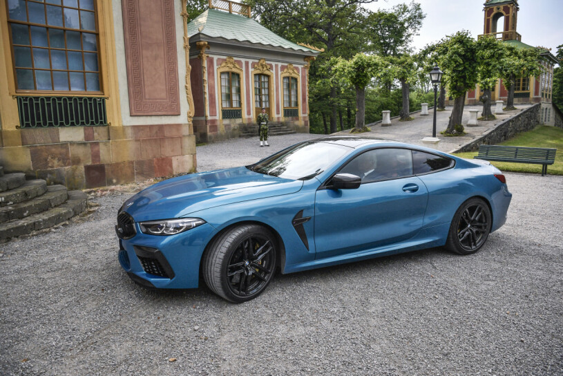 Kungens BMW M8 Competition Coupé av årsmodell 2020. Ett vrålåk med 625 hästkrafter, lackad i blått och med stolar klädda i rött och orange läder. Kungen valde till svarta lister.