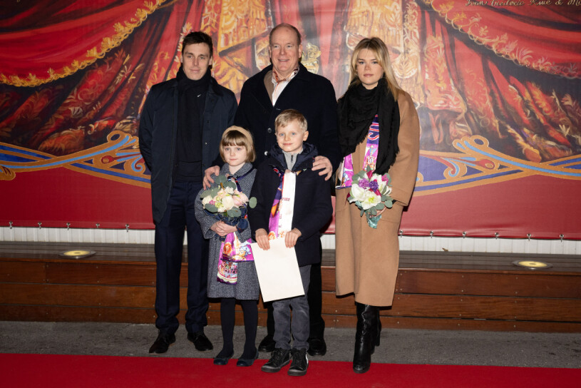 Furst Albert och tvillingarna prins Jacques och prinsessan Gabriella med Camille Gottlieb och Louis Ducruet på Monte Carlo Cirkus Festival. Louis Ducruet, furst Albert, prins Jacques, prinsessa Gabriella och Camille Gottlieb
