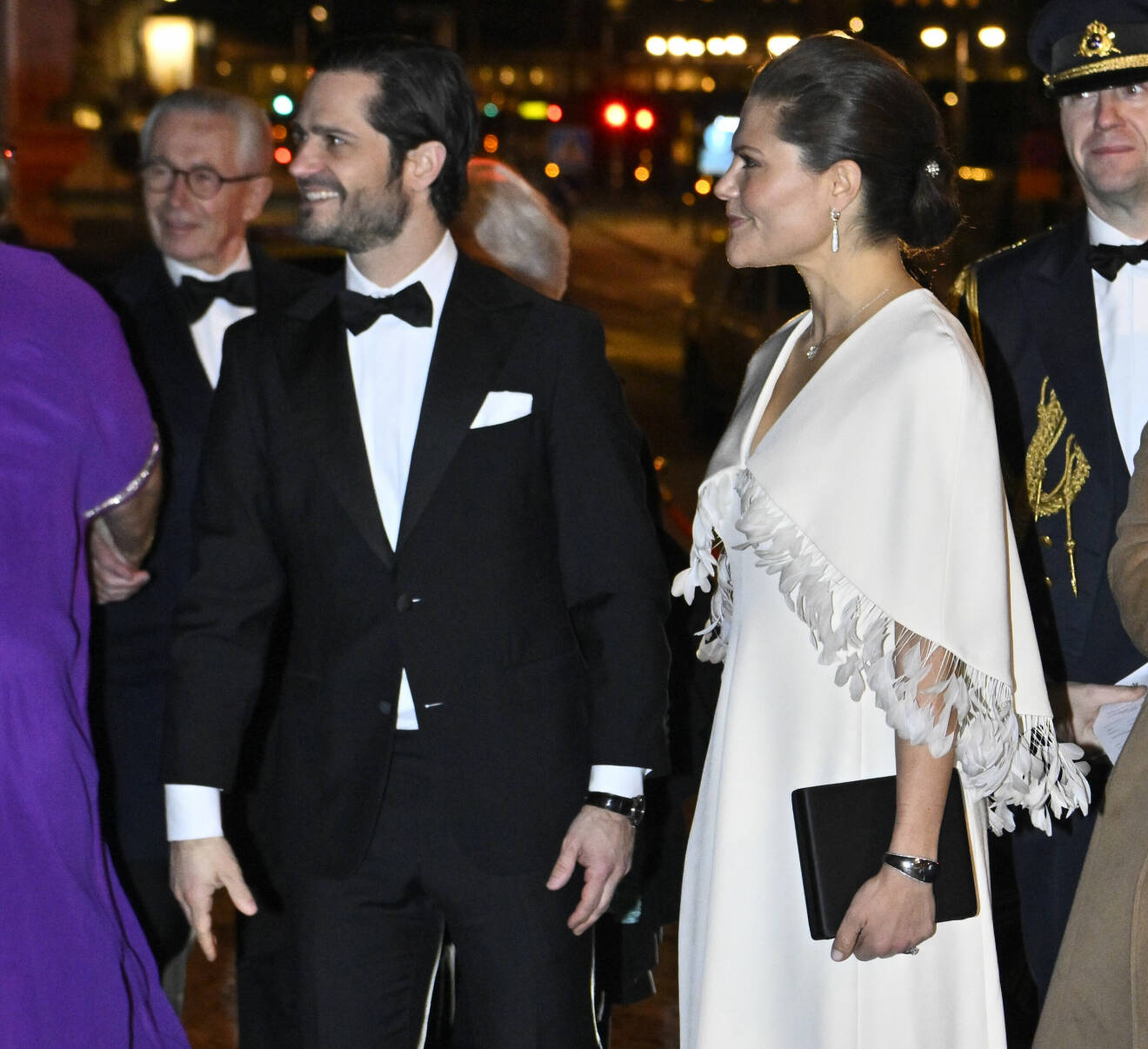Kronprinsessan Victoria firar Kungliga Operan 250 år i klänning med gåsfjädrar från plymmakaren Tim Mårtensson
