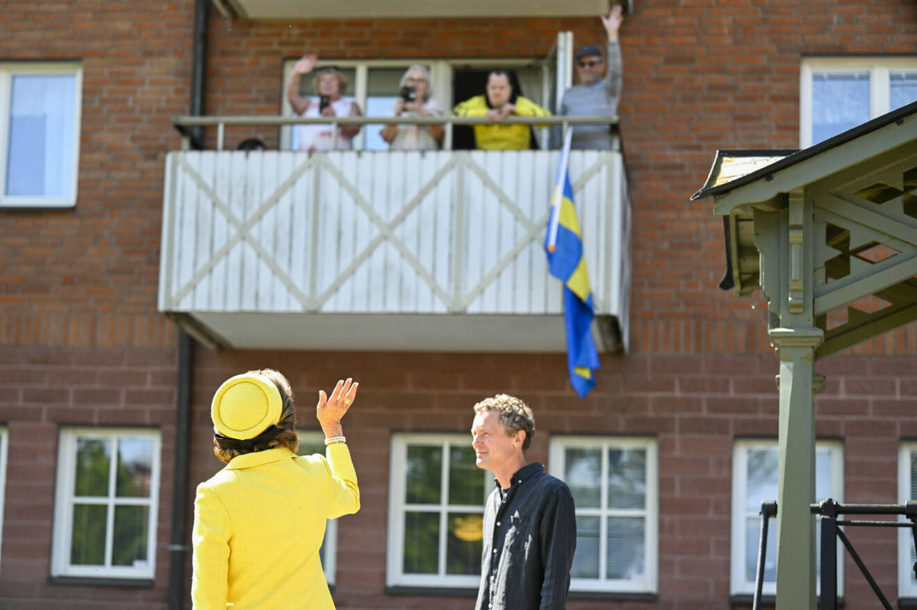 Nationaldagen 2023 i Strängnäs: Drottning Silvia vinkar till nationaldagsfirare på en balkong
