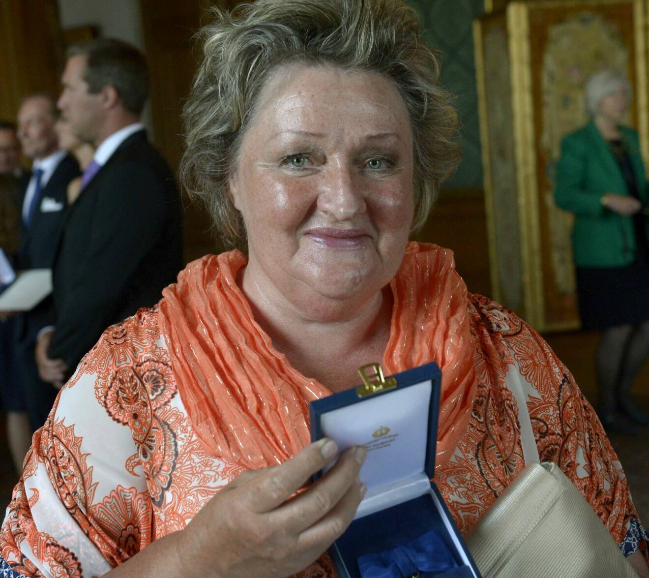 Marianne Mörck visar upp medaljen hon fick från kungen