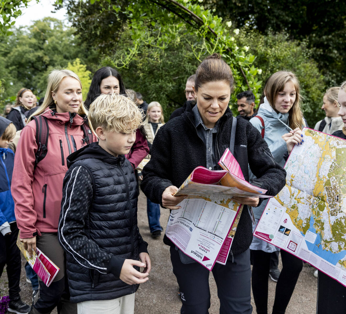 Kronprinsessan Victoria med skolbarn från Uppsala på Allemansrättens dag 2023