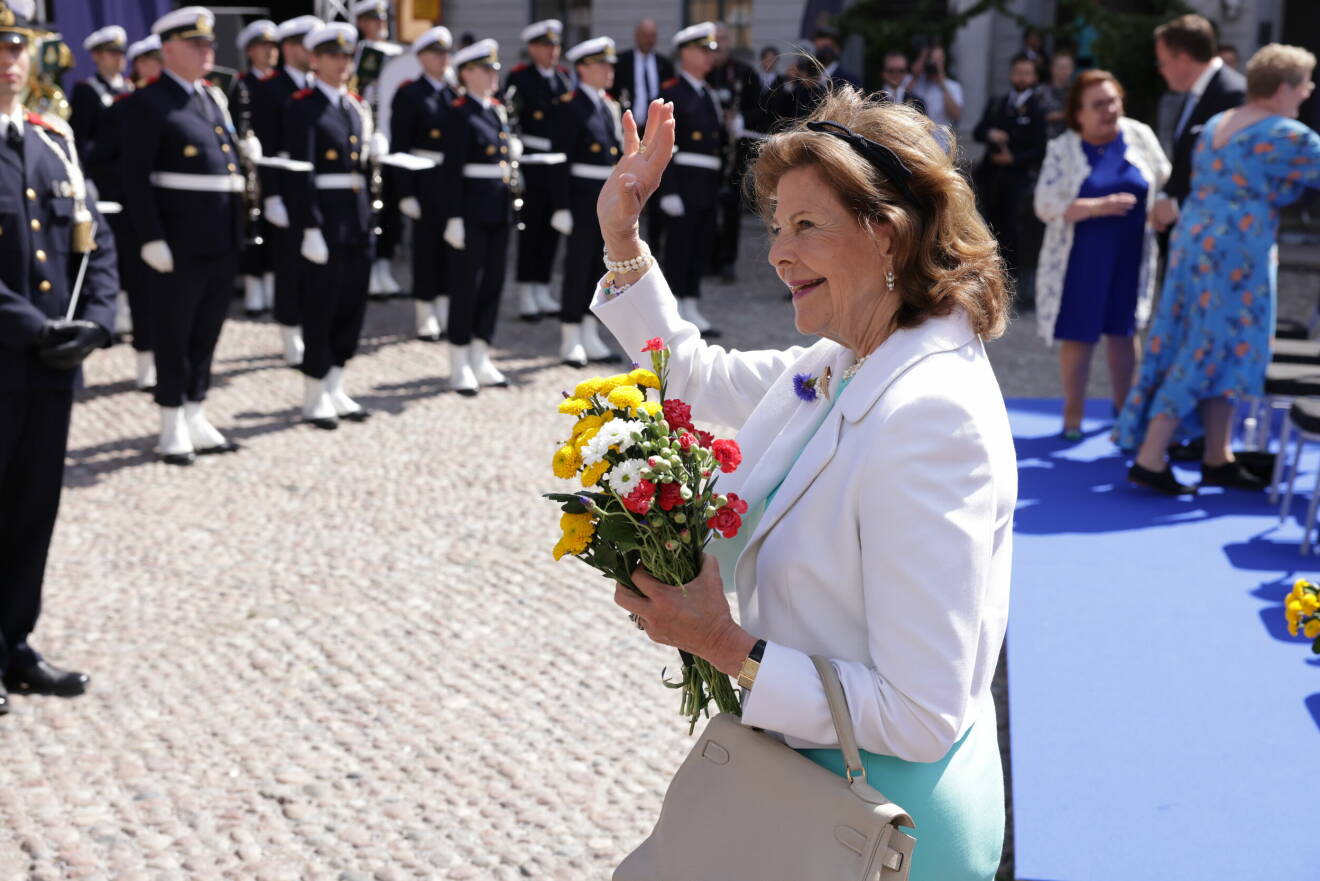 Drottning Silvia anländer till Slottsbacken under kungaparets länsbesök i Stockholms län. Med anledning av jubileumsåret besöker kungaparet samtliga 21 län i Sverige.