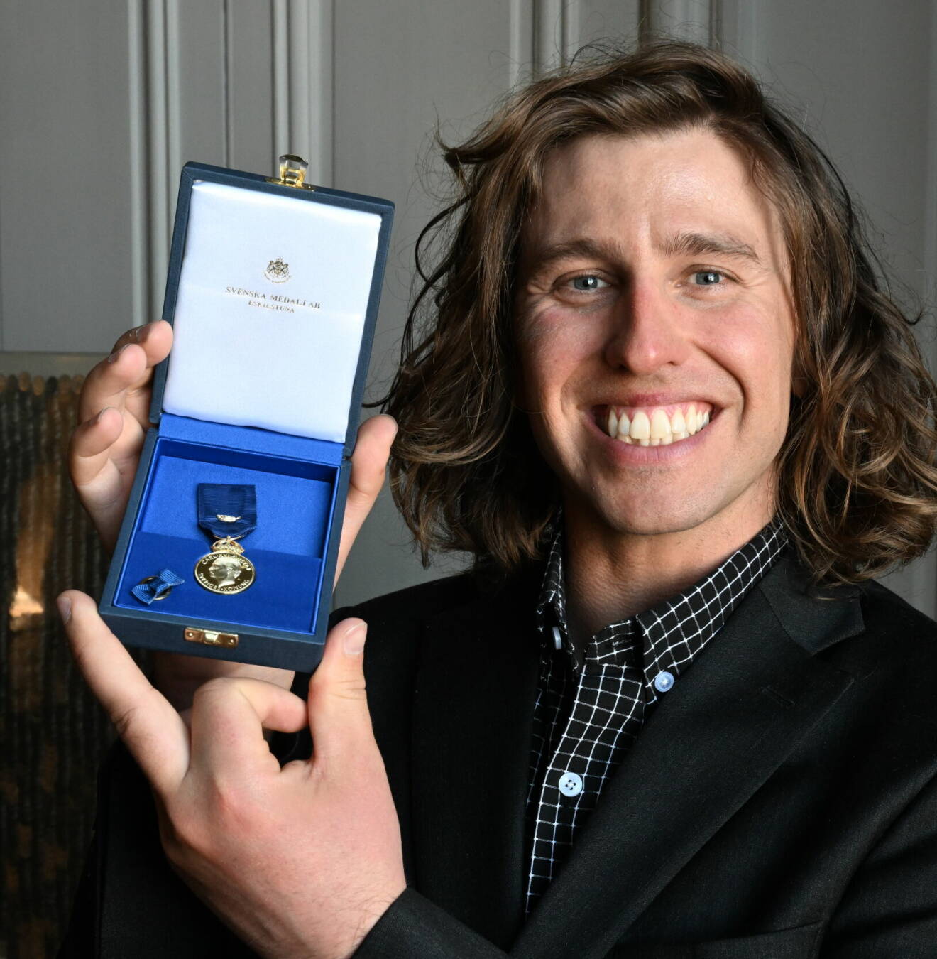 Henrik Harlaut vid medaljutdelning på slottet