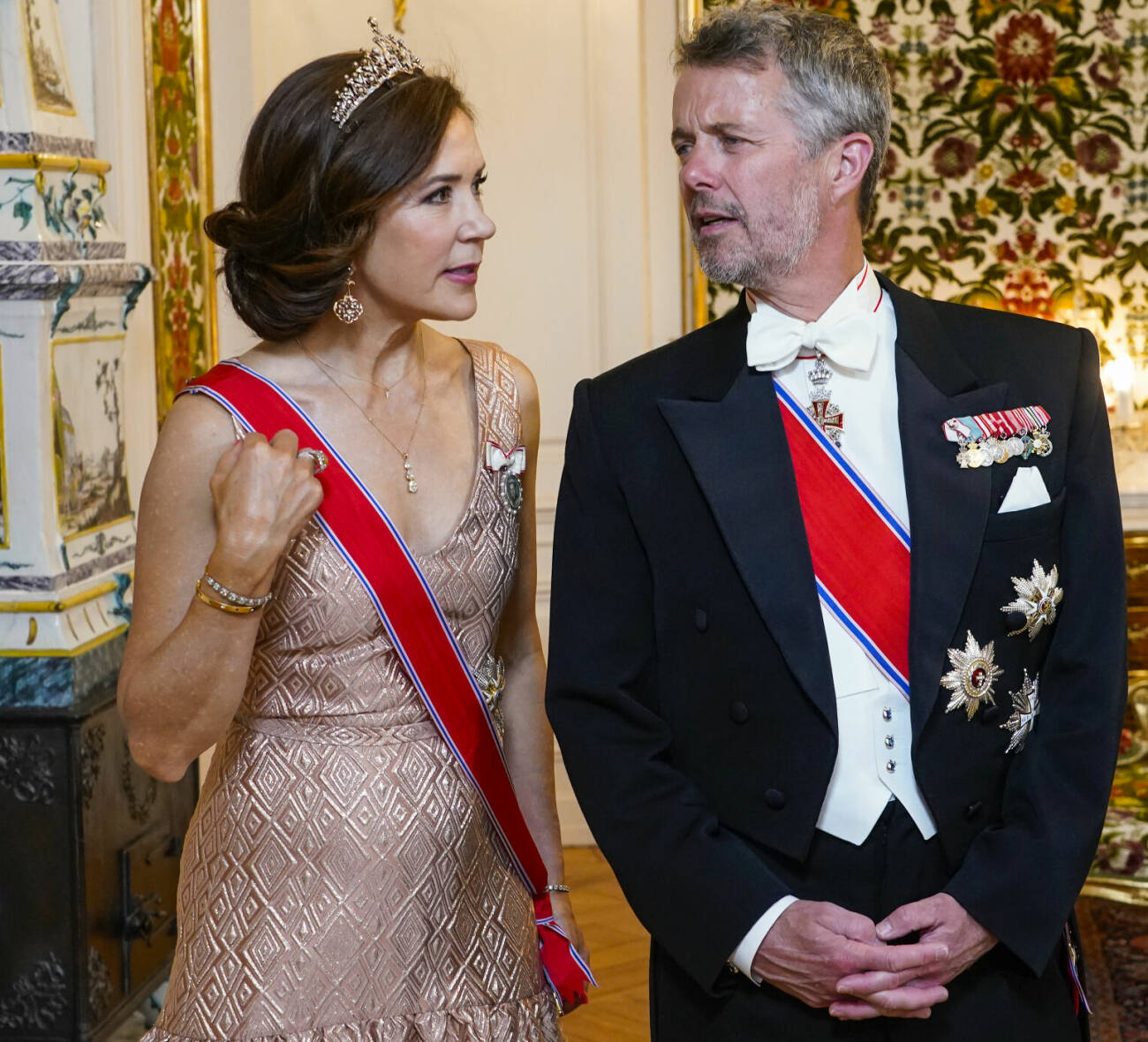Kronprinsessan Mary och kronprins Frederik vid drottning Margrethes middag för kung Harald och drottning Sonja