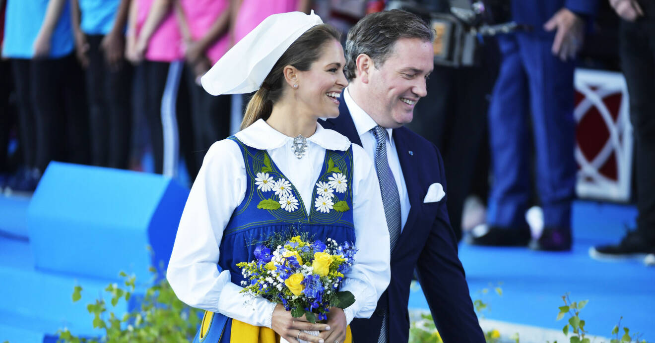 Prinsessan Madeleine och Chris O'Neill ler på nationaldagsfirandet på Skansen