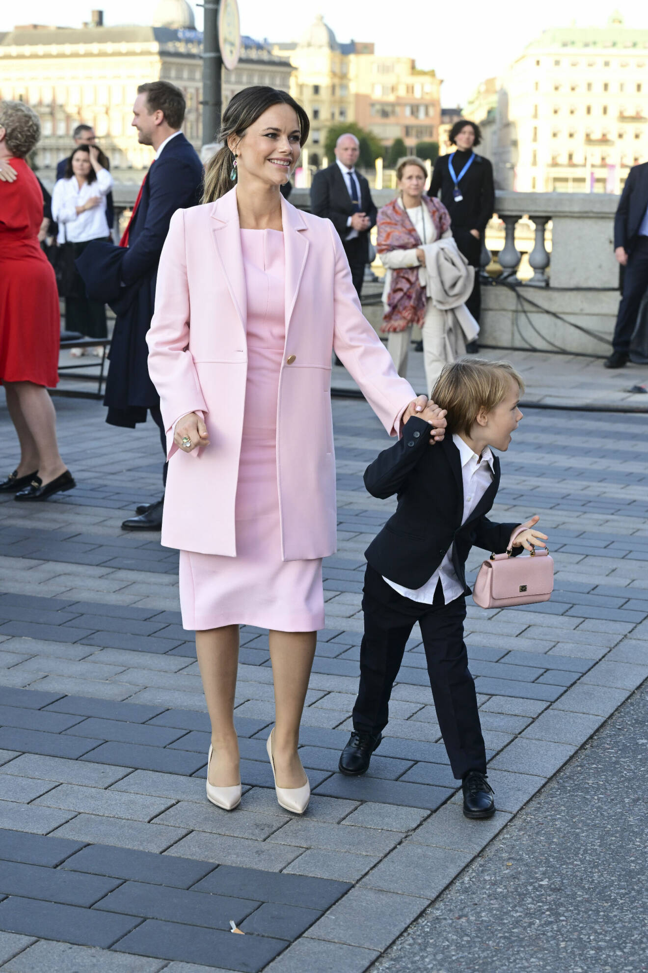 Prinsessan Sofia och prins Gabriel, som bär hennes väska
