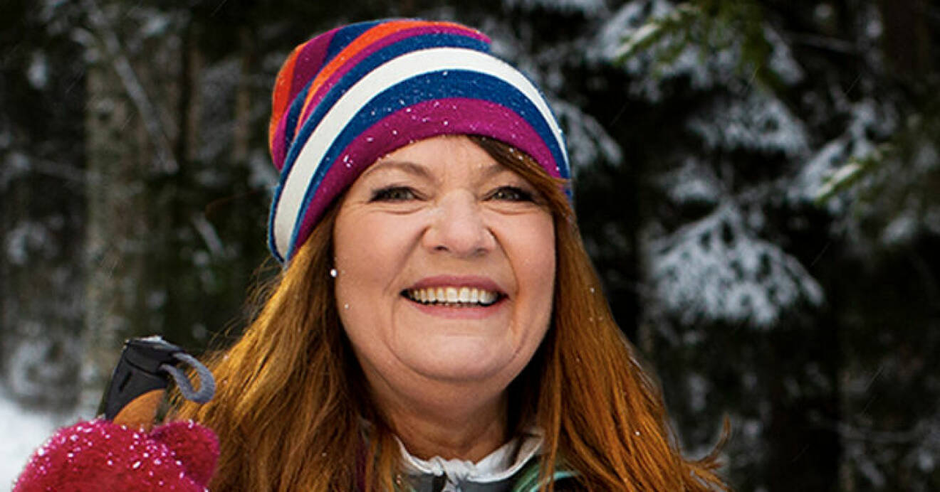 Karin Granberg ler i en vintrig skog