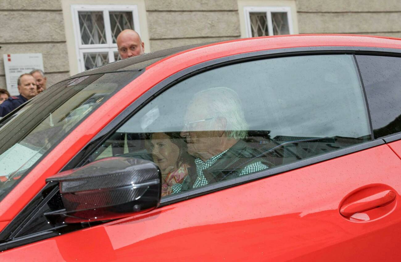 Kungen och drottning Silvia i Salzburg i en röd BMW