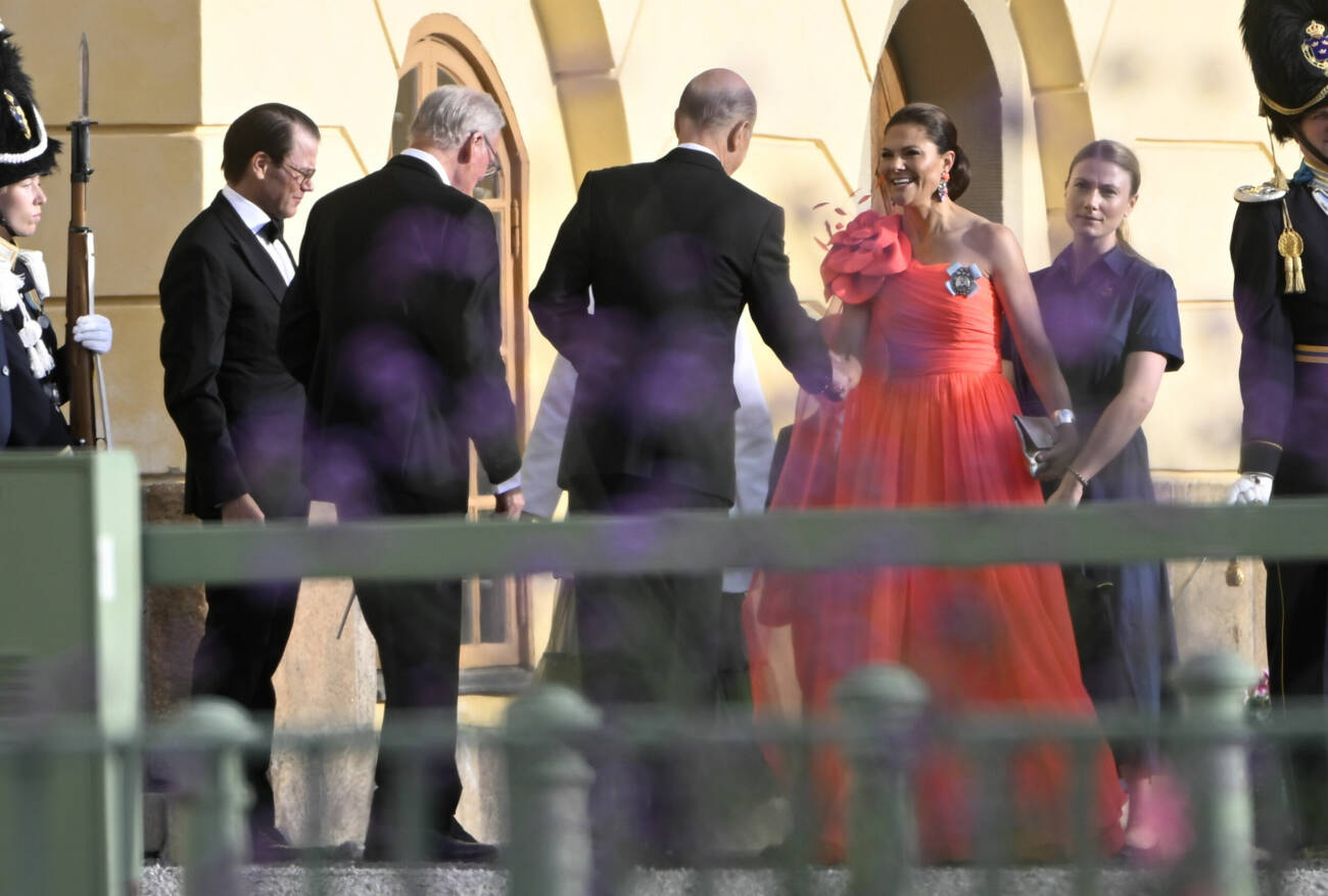 Prins Daniel och kronprinsessan Victoria anländer till kvällens jubileumsföreställning på Drottningholms slottsteater med anledning av kungens 50-årsjubileum.