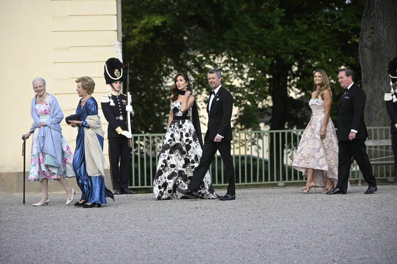 Danmarks drottning Margrethe, drottning Anne-Marie av Grekland, danmarks kronprinsessa Mary och kronprins Frederik, samt prinsessan Madeleine och Christopher O'Niell anländer till kvällens jubileumsföreställning på Drottningholms slottsteater med anledning av kungens 50-årsjubileum.