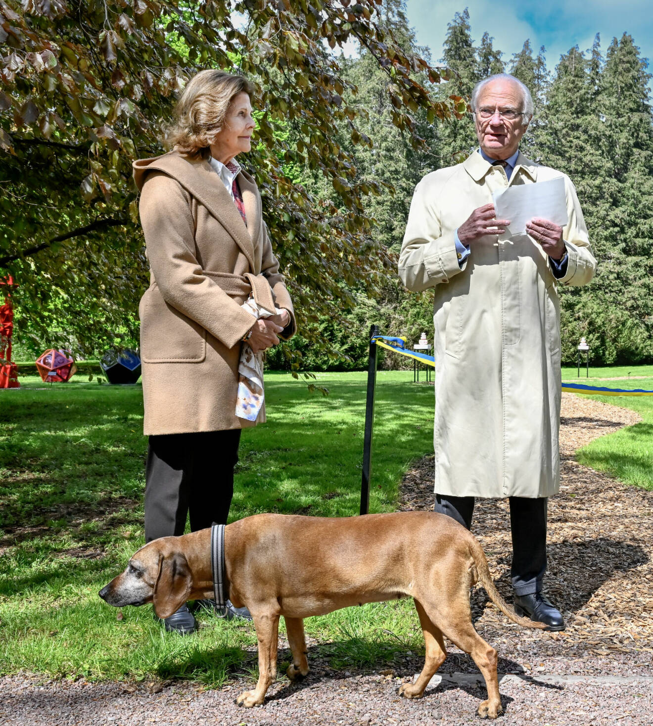 Kungen och drottning Silvia med hunden Brandie på Solliden 2023