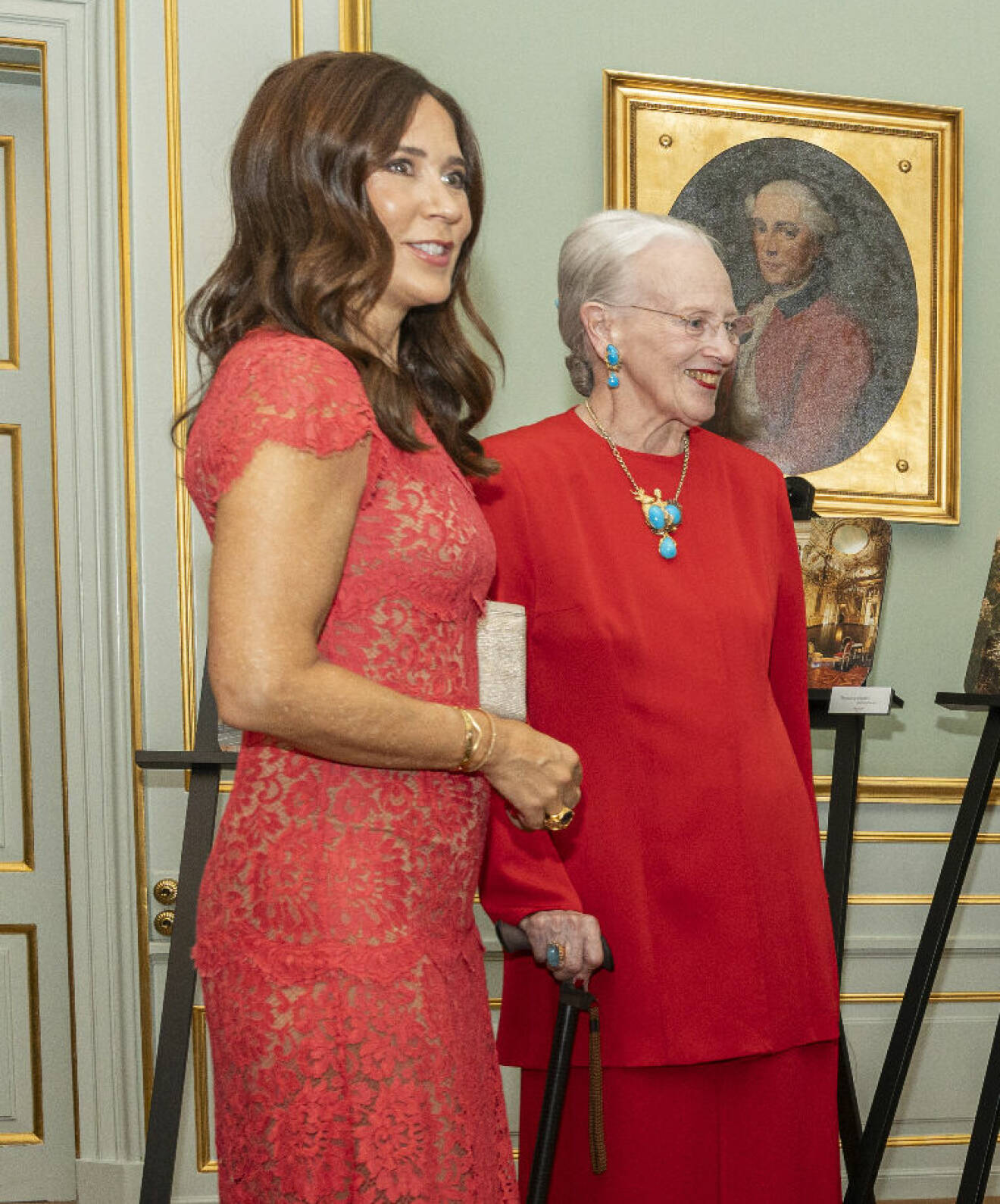 Kronprinsessan Mary och drottning Margrethe på premiären av ”Ehrengard: Förförelsens Konst“