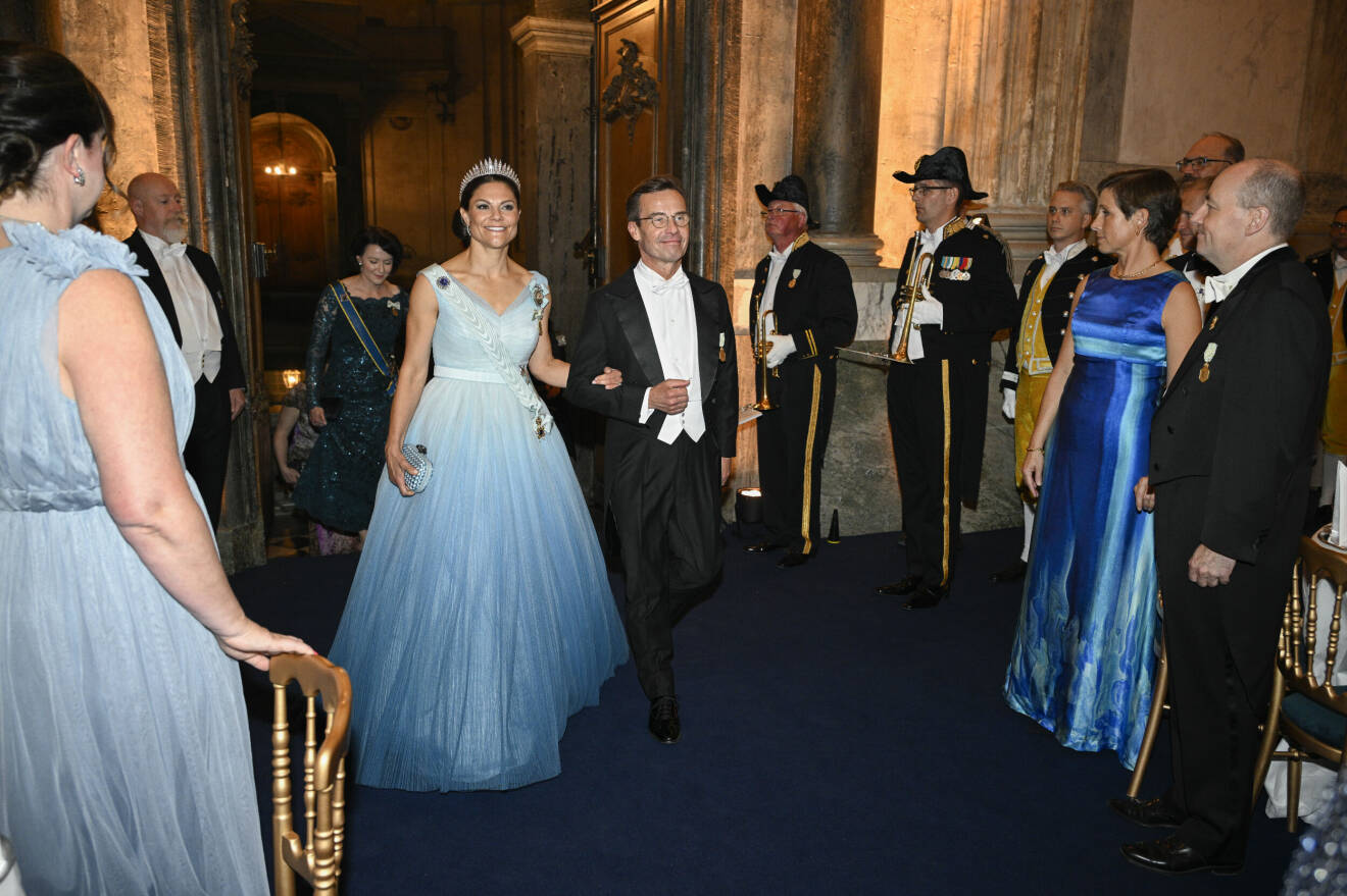 Kronprinsessan Victoria och statsminister Ulf Kristersson (M) anländer till jubileumsbanketten i Rikssalen på Stockholms slott med anledning av kung Carl XVI Gustafs 50-årsjubileum på tronen.