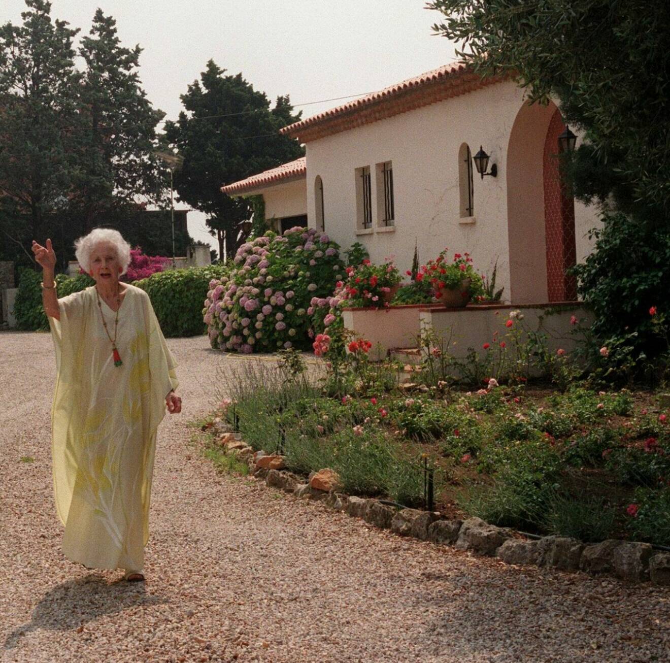 Prinsessan Lilian i trädgården på Villa Mirage