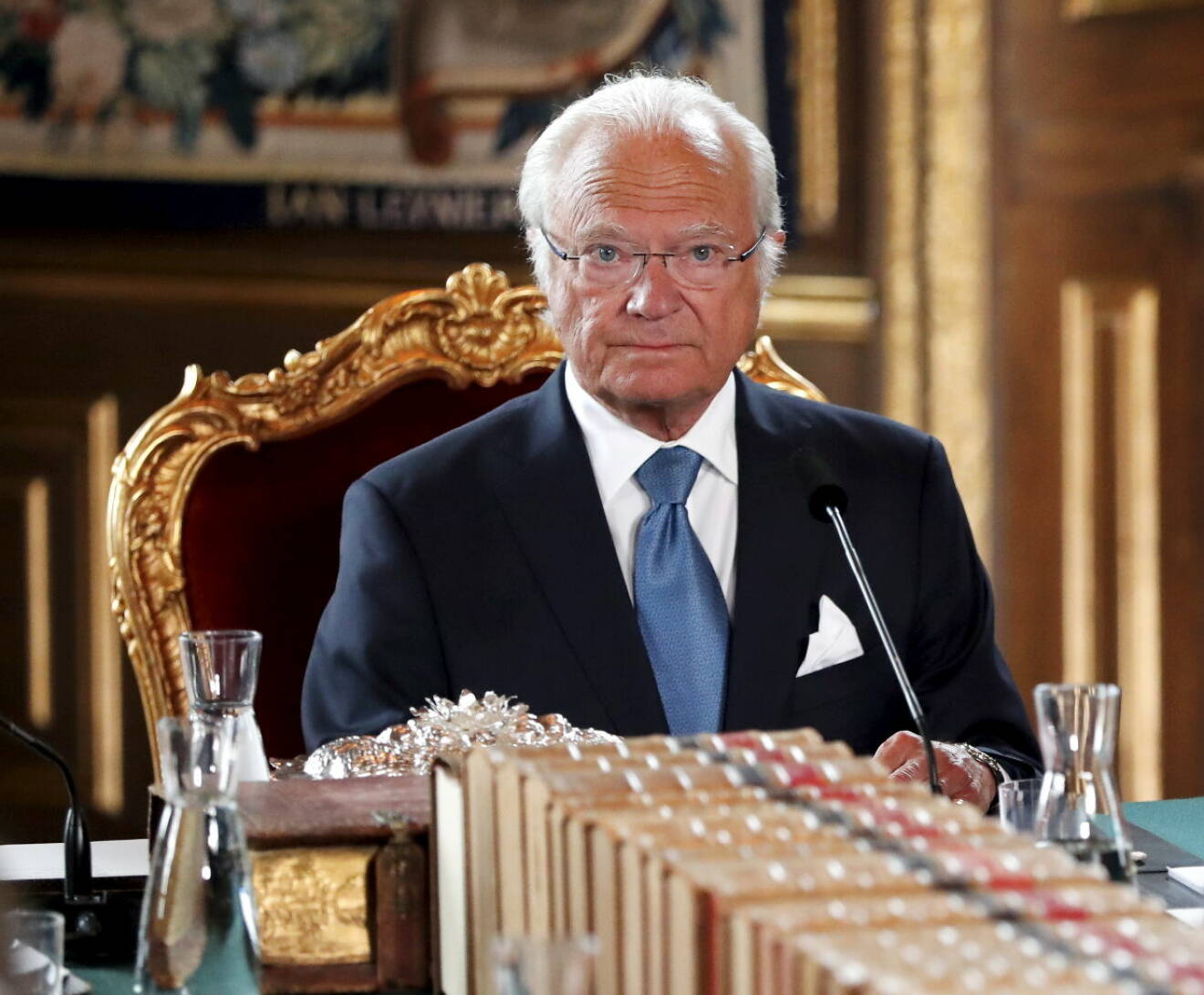 Kungen, Sverige statschef, under en konselj på slottet