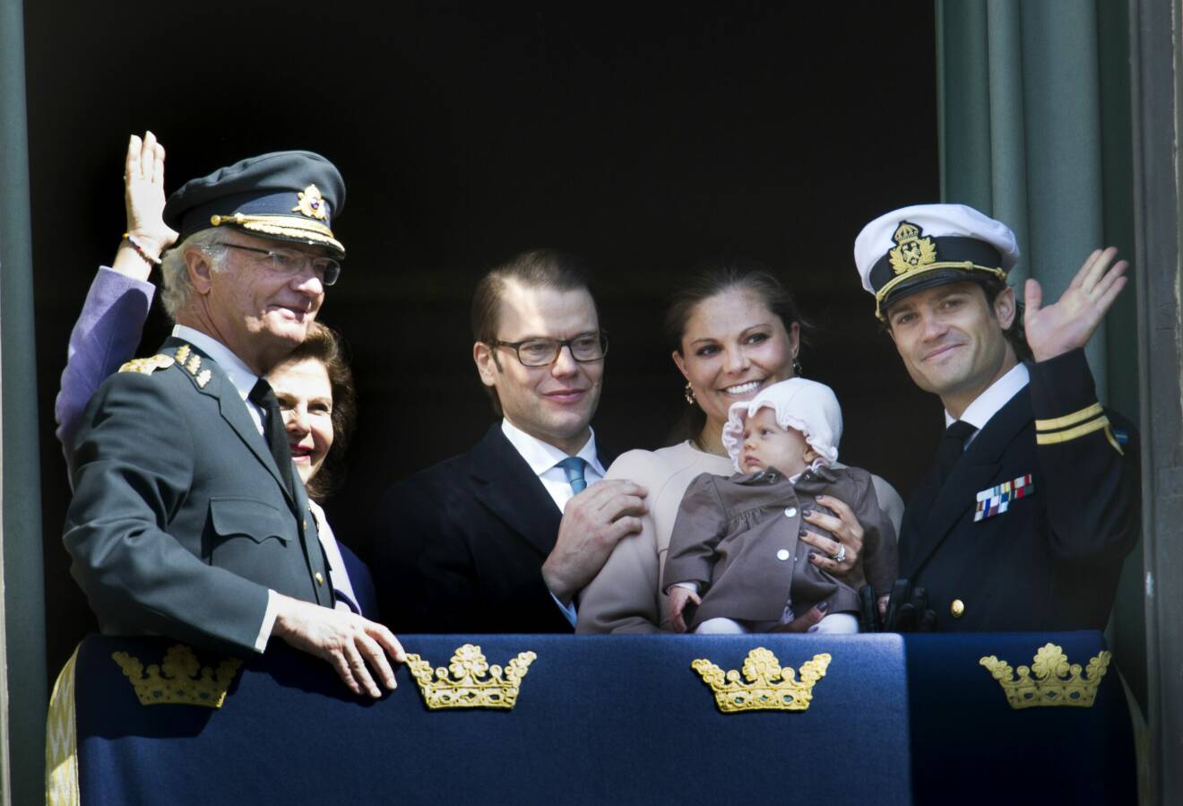Prins Daniel och kronprinsessan Victoria visade upp prinsessan Estelle för första gången från balkongen på Stockholms slott när kung Carl XVI Gustaf tog emot folkets hyllningar på sin 66-årsdag på valborgsmässoafton 2012.