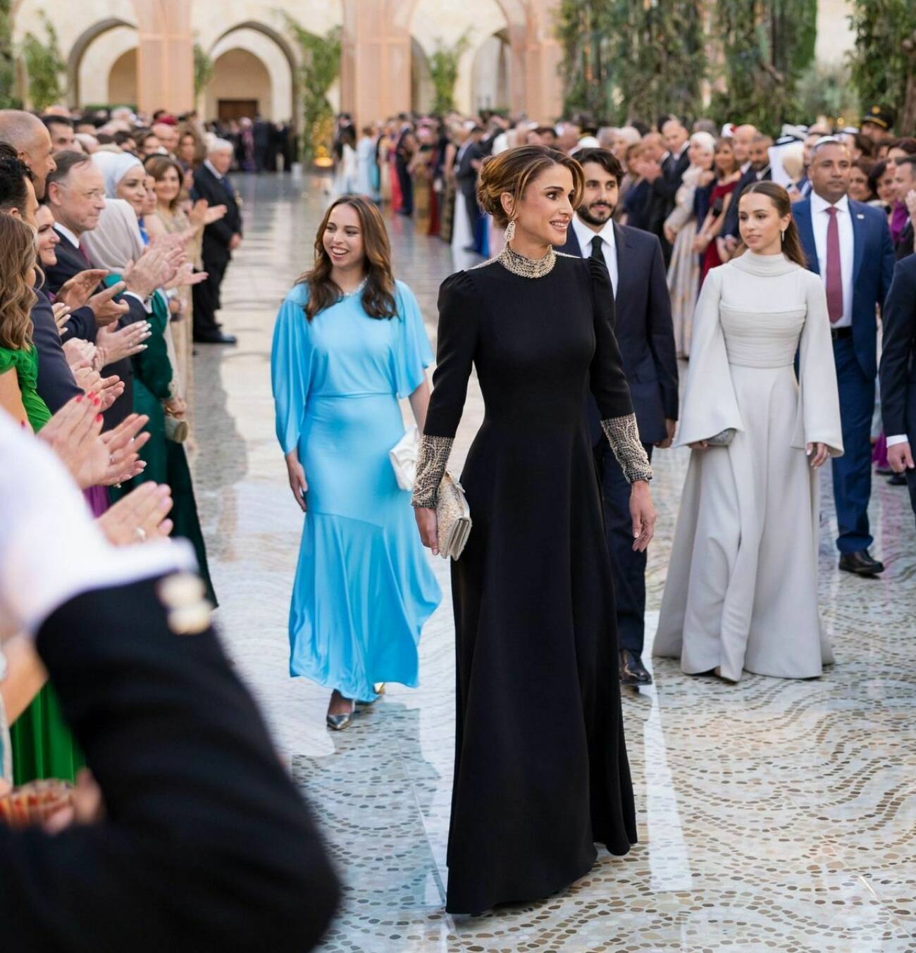 Kungligt bröllop i Jordanien 2023: Drottning Rania med sina döttrar prinsessan Salma och prinsessan Iman