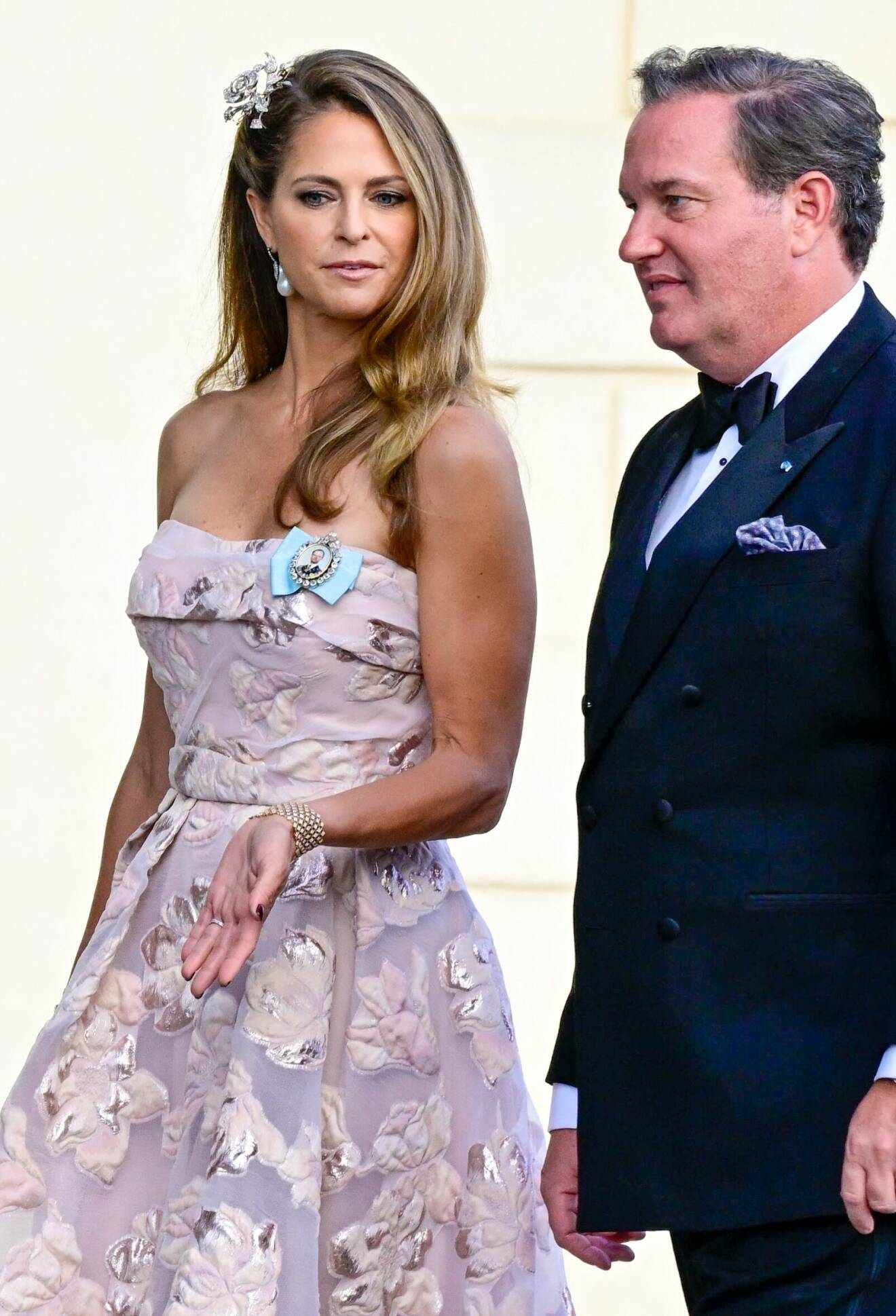 Prinsessan Madeleine och Chris O'Neill anländer till kvällens jubileumsföreställning på Drottningholms slottsteater med anledning av kungens 50-årsjubileum.
