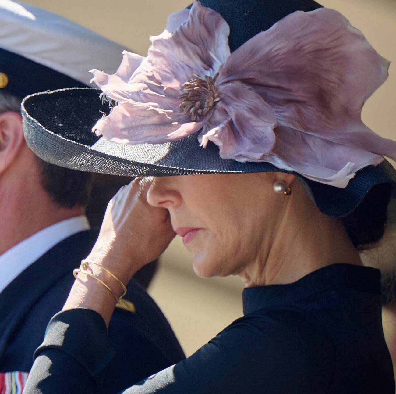 Kronprinsessan Mary torkar bort en tår Flagdag for Danmarks udsendte 2023