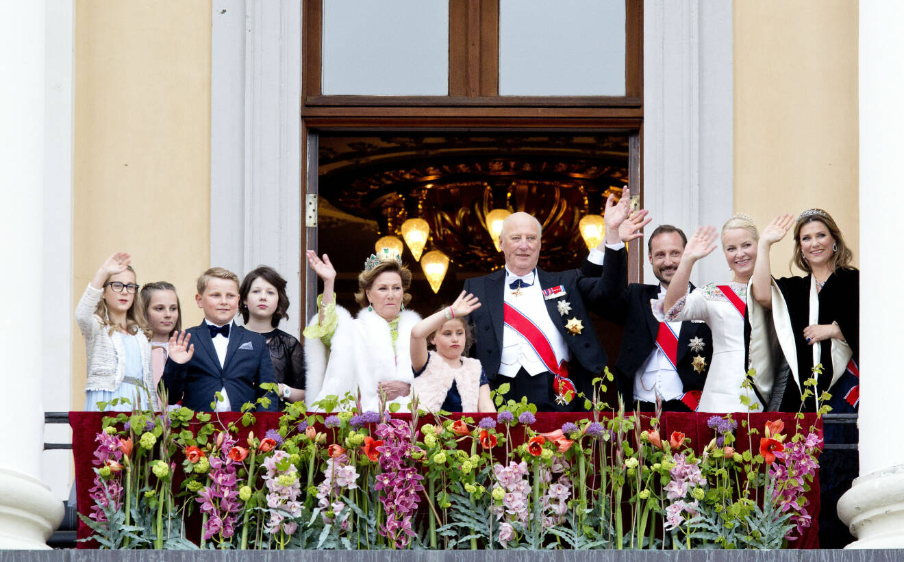 Norska kungafamiljen på balkongen på slottet i Oslo