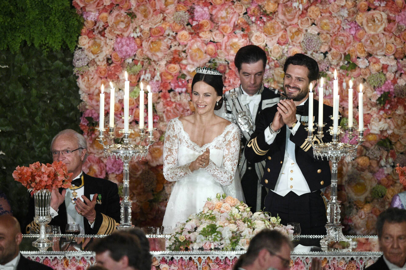 Brudparet prins Carl Philip och prinsessan Sofia applåderar efter att Molly Sandén och Danny Saucedo framförts prinsessan Sofias sång till prins Carl Philip under bröllopsmiddagen i Vita Havet på Kungliga slottet.