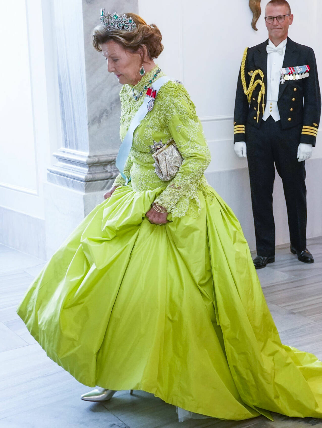 Drottning Sonja i limegrönt vid drottning Margrethes galamiddag i Köpenhamn