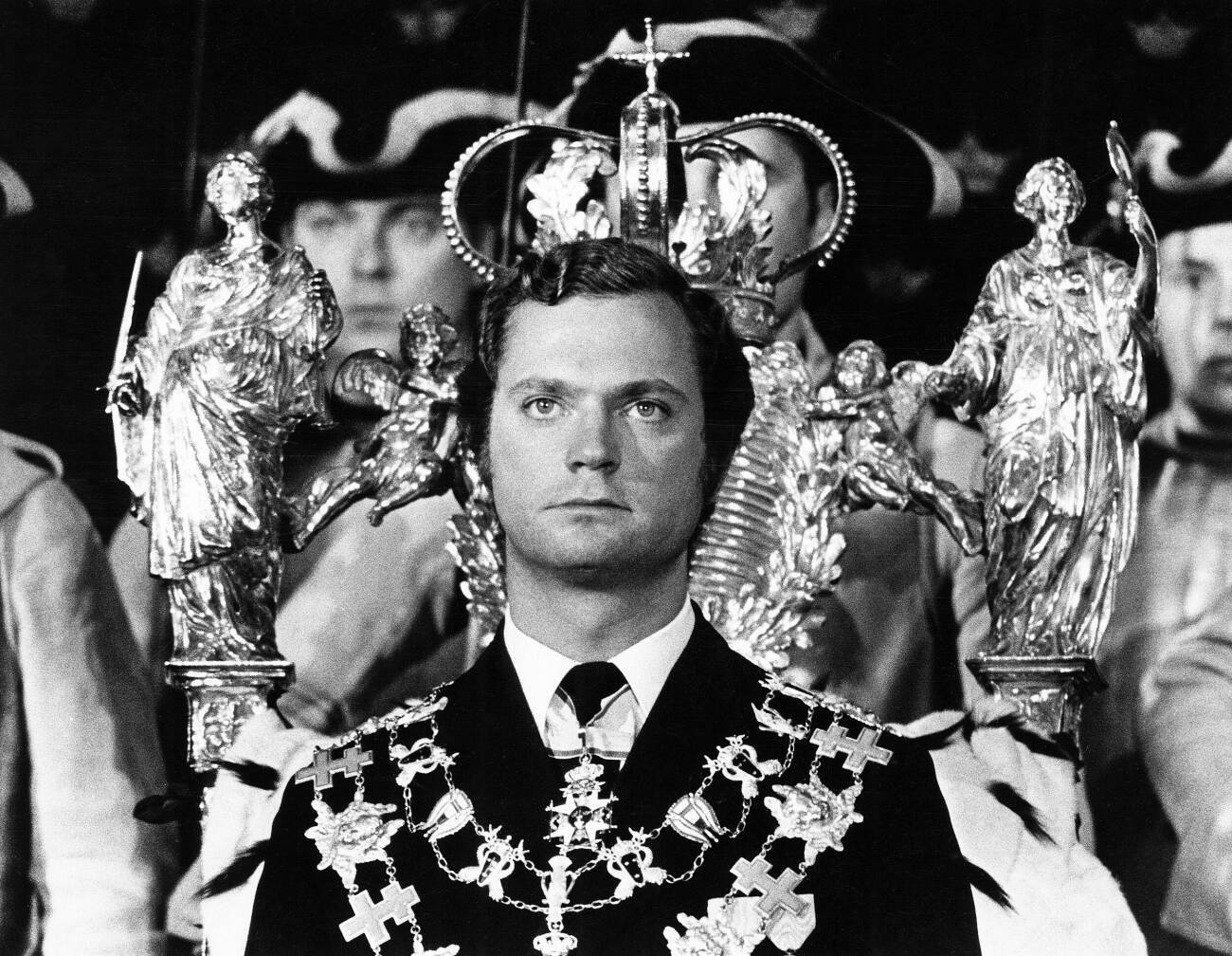 Kung Carl XVI Gustaf blir formellt Sveriges statschef den 19 septembet 1973 när han håller sitt trontal för representanter för Sveriges folk i rikssalen på Stockholms slott.