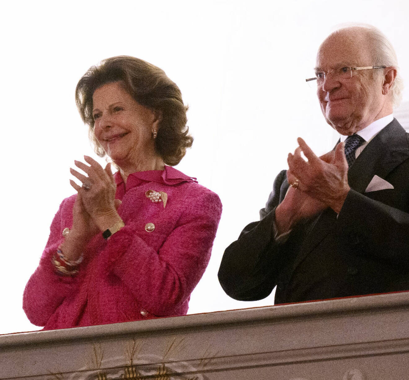 Drottning Silvia och kungen när drottningen firades med födelsedagskonsert i slottskyrkan på Drottningholm