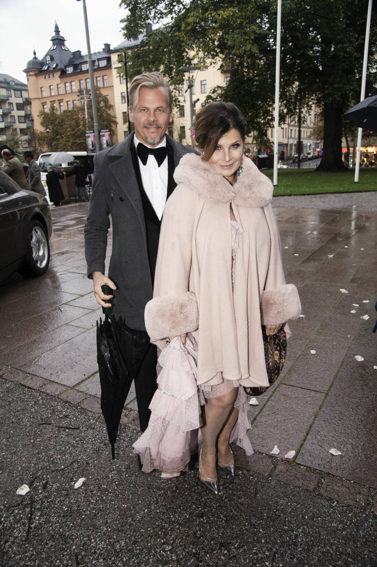 Carola Häggkvist med pojkvännen Jimmy Källqvist på bröllopet mellan Leonard Johansson och Linnea Taube i Gustav Vasa kyrka i Stockholm